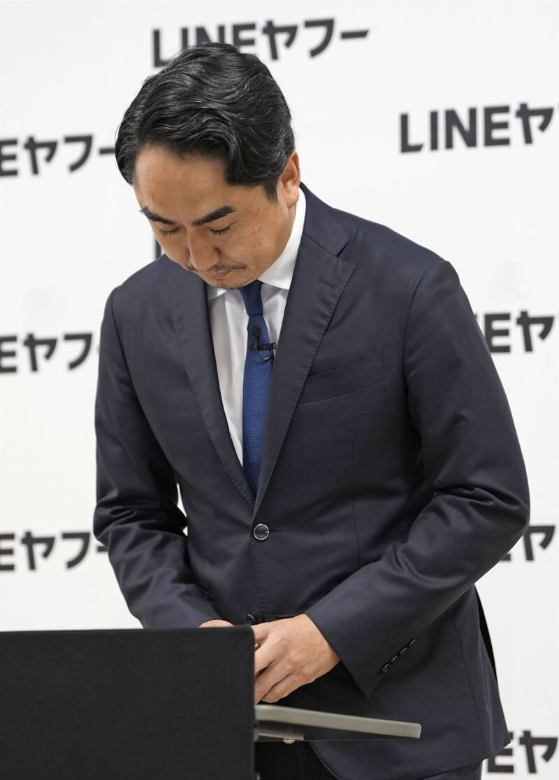 LINE雅虎執行長出澤剛8日針對去年個資外洩問題致歉。(共同社)