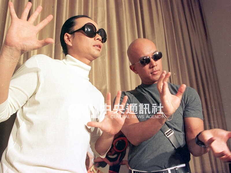 韩国偶像歌手组合酷龙Clon在台北远东饭店宣传新专辑，左为姜元来、右为具俊晔。中央社记者王飞华摄 2000年5月10日