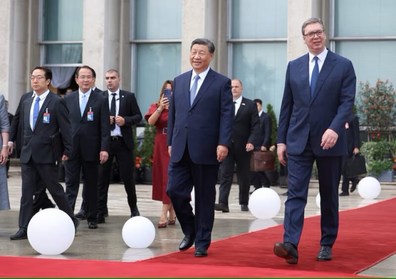 中國國家主席習近平（右2）8日與塞爾維亞總統武契奇（右1）舉行會談。（路透社）