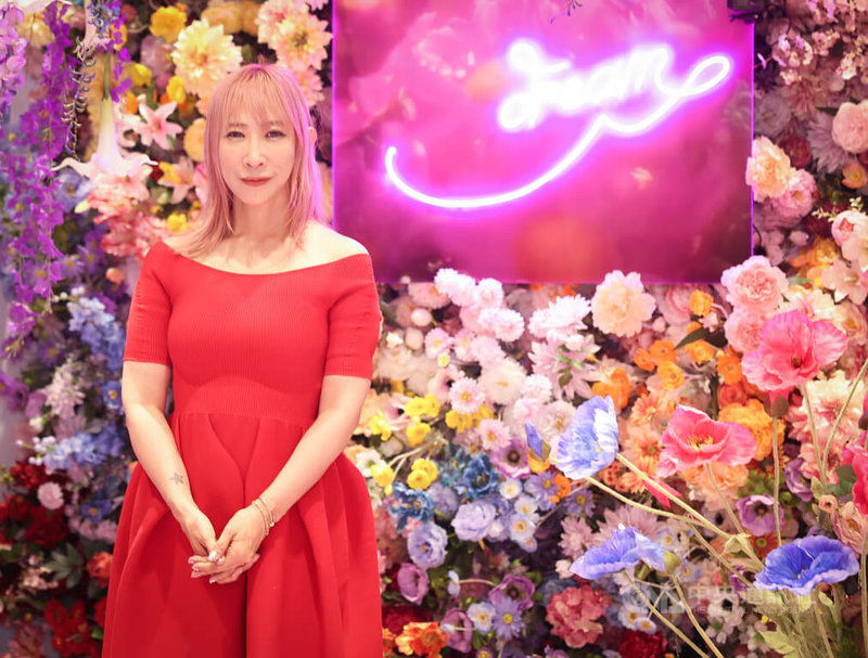 國際攝影藝術家蜷川實花(圖)「瞬間的永恆」沉浸式光影藝術展海外首展16日起將在台北正式登場,蜷川實花10日親自出席記者會介紹展覽內容,邀請民眾前來體驗。中央社記者趙世勳攝 113年5月10日