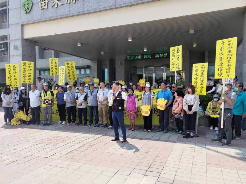 苗栗縣造橋鄉大桃坪土石方資源堆置場環評案10日下午審查過關，會前近百人前往縣府環保局前表達反對立場，高喊「明德水庫要活路、廢土大車毀觀光」等口號，自救會表示，不排除進一步採取行政訴訟。（民眾提供）中央社記者管瑞平傳真  113年5月10日