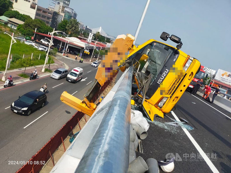 台中市北屯區台74線快速道路往國道1號匝道10日上午1輛工程車翻覆，2名外籍移工1人沒有呼吸心跳，另1人左手開放性骨折送醫。（翻攝照片）中央社記者蘇木春傳真  113年5月10日