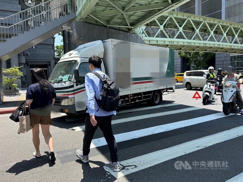 台北市承德路附近10日發生車禍意外，警方初步調查，61歲李姓貨車司機行經承德路轉民權西路口時，疑因視線死角，撞倒走在斑馬線上的李姓女子，李女送醫急救仍宣告不治。（翻攝畫面）中央社記者劉建邦傳真  113年5月10日