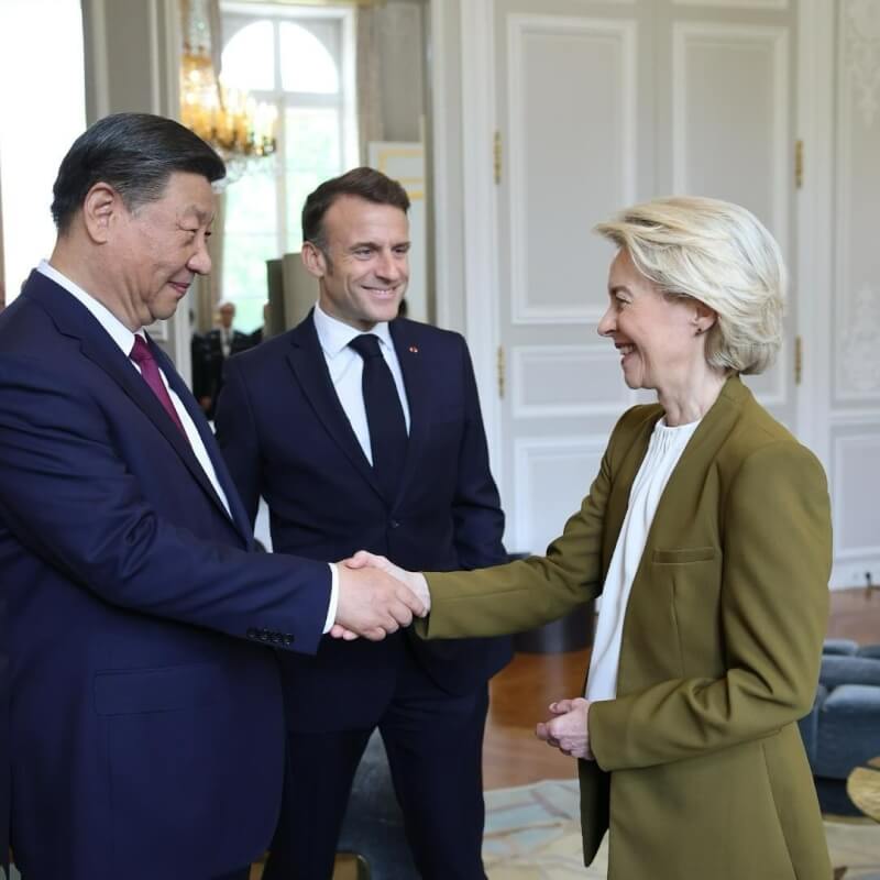 中國國家主席習近平（左）日前訪法，與法國總統馬克宏（中）、歐盟執行委員會主席范德賴恩舉行三方對話。（圖取自instagram.com/ursulavonderleyen）