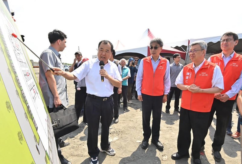 行政院長陳建仁（右2）10日至高雄視察興達漁港水產加工及冷鏈物流中心工程，會中聽取簡報解說。（行政院提供）中央社記者林巧璉傳真  113年5月10日