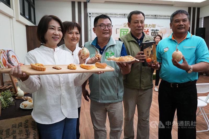 恆春半島洋蔥產季與中部撞期，屏東縣長周春米（左）與恆春鎮農會總幹事林順和（右）10日出席記者會，推廣各式洋蔥產品，鼓勵民眾多吃高品質國產洋蔥。中央社記者黃郁菁攝  113年5月10日