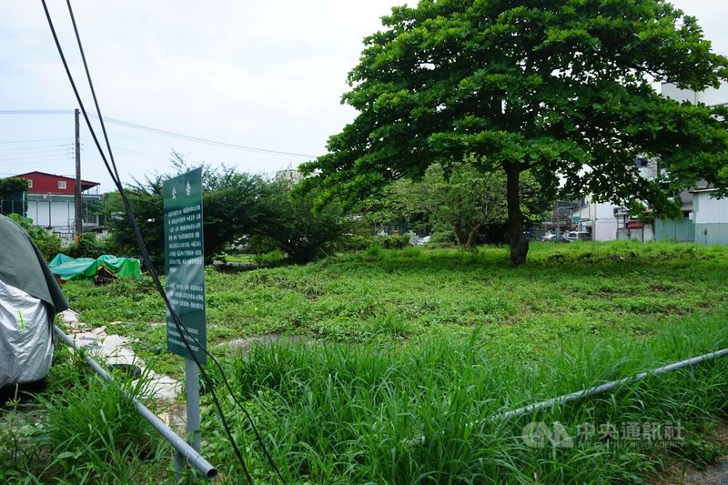 花蓮強震後，紅、黃單建物住戶陸續進入重建，縣府推出「永久中繼屋」方案，供災民重建期間安置，預定地為廣東街跟信義街交叉口一處縣有土地，規劃低樓層集合住宅，一樓為停車空間，基地鄰近學校及重慶市場。中央社記者張祈攝  113年5月10日