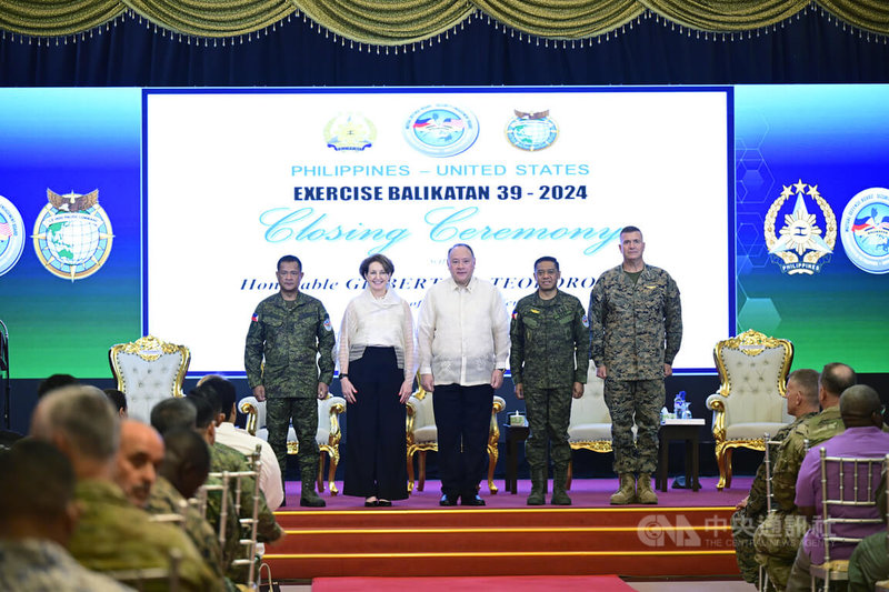 菲美年度「肩并肩」联合军演10日闭幕。菲律宾国防部长铁欧多洛（中）、美国驻菲大使卡尔森（左2）、菲律宾参谋总长布劳纳（右2）等人合影。中央社特约记者Edward Bungubung摄  113年5月10日