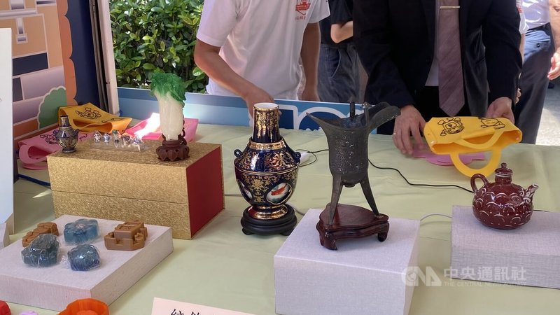 新北市政府10日舉辦推動創客教育10週年記者會,金山高中創客行動卡車也到場,今年結合故宮博物院文物展「祀與戎:古代兵器攻略」,推出以新的青銅兵器展覽為素材的課程模組,將巡迴北北基偏鄉學校等。中央社記者黃旭昇新北市攝 113年5月10日