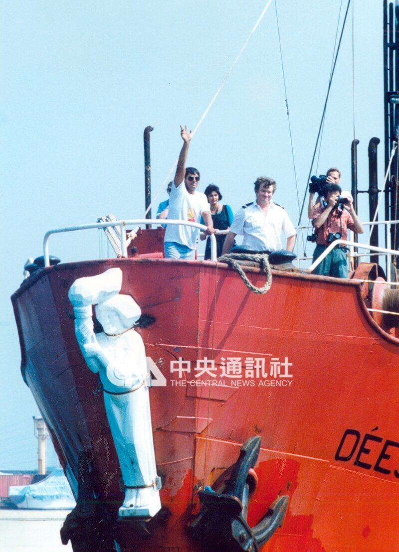 民主女神號經過50多天的航行抵達台灣，船員和旅客難掩興奮之情向歡迎的人們揮手致意。中央社記者方沛清攝 79年5月13日
