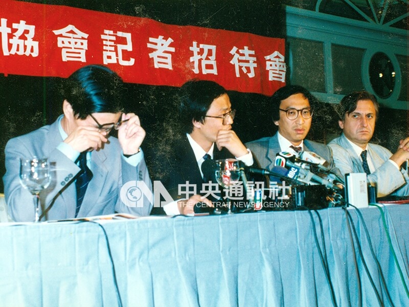 1990年时由于主客观因素无法配合，民主女神号东海广播之行无法成行，图为5月18日记者会中法国「中国之船」协会主席杜怡之（右2）一度哽咽说不出话来；「民阵主席」严家其（左）则不断擦拭双眼，百感交集。中央社记者郭日晓摄 79年5月18日