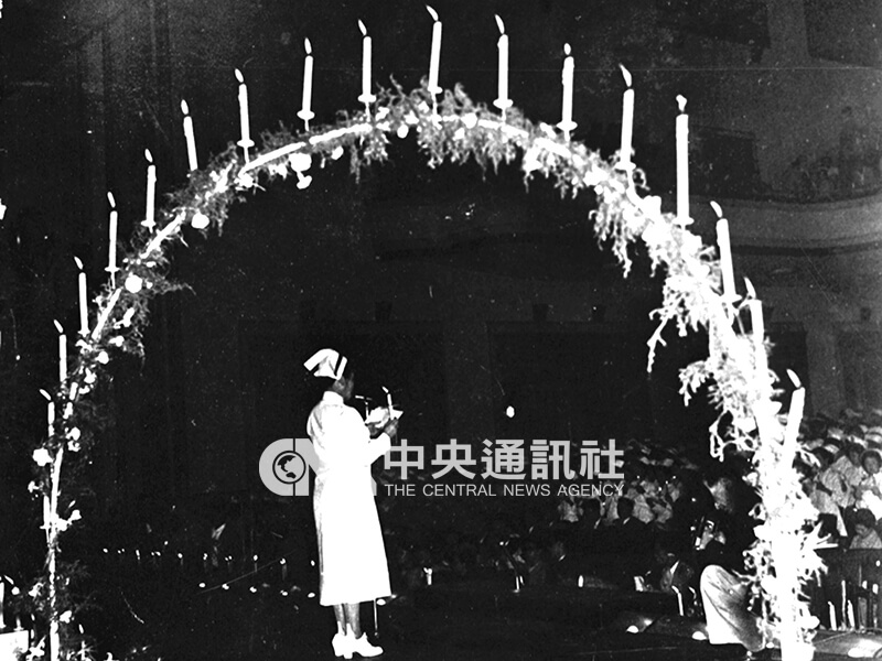 台北中山堂举行烛光晚会庆祝国际护士节。中央社记者李寿康摄 44年5月12日