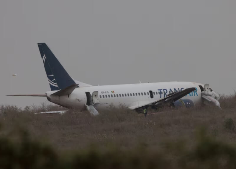 塞內加爾的交通部與機場表示，一架載著近80名乘客的波音737-300客機9日準備起飛時滑出跑道，造成至少10人受傷。（路透社）