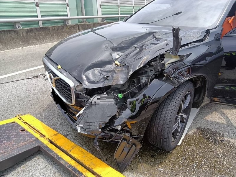 國道3號南向桃園龍潭路段11日上午發生車禍，1輛砂石車的曳引車頭左後輪輪軸突然脫落、飛向車道，造成2輛小客車閃避不及發生碰撞，車頭毀損。（警方提供）中央社記者葉臻傳真  113年5月11日