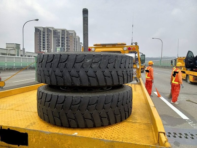 国道3号南向桃园龙潭路段11日上午发生车祸，1辆砂石车的曳引车头左后轮轮轴突然脱落、飞向车道，导致2辆小客车闪避不及发生碰撞，4人轻伤。（警方提供）中央社记者叶臻传真  113年5月11日