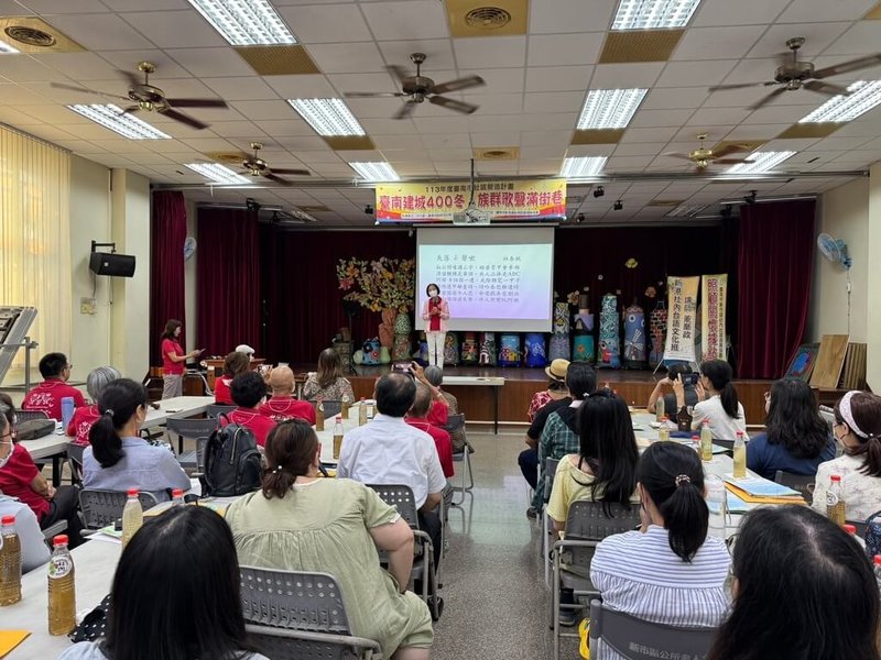 台南市文化局攜手成功大學台文系台語師資班，11日前進新市區社內社區，串聯大學和社區推展母語文化，透過吟唱「台南400冬」台語新詩創作及教材分享，強化社區和學界的母語經驗交流。（台南市政府提供）中央社記者張榮祥台南傳真  113年5月11日