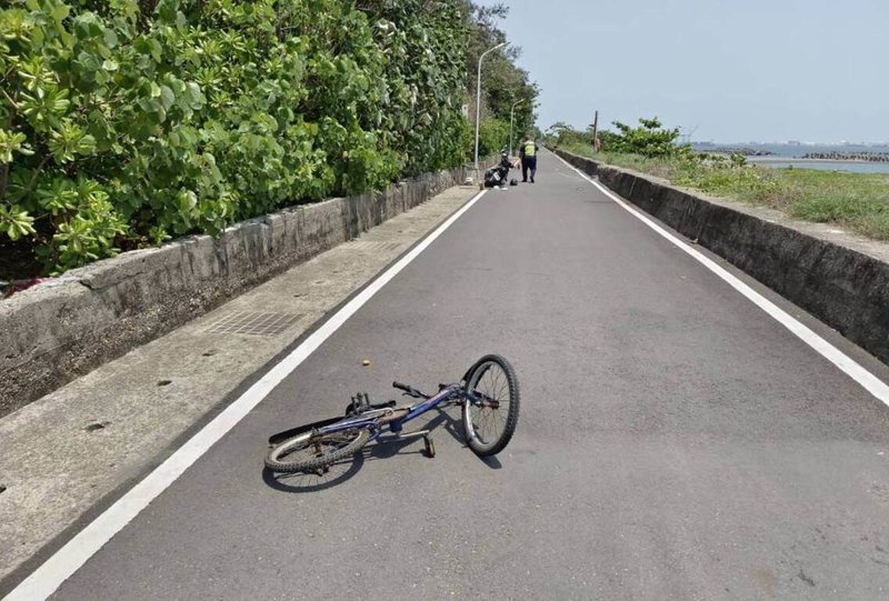 高雄一名17歲少年11日無照騎車搭載友人，為閃避騎單車男童撞上路旁燈桿，騎車少年受到頭部撕裂傷，救護人員到場時已無生命跡象，緊急送醫搶救中。（高市鼓山警分局提供）中央社記者洪學廣傳真  113年5月11日