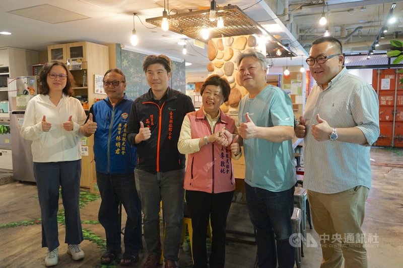 台東縣觀光協會理事長李數奼(右3)11日上午率台東觀光業者到花蓮,與花蓮縣觀光協會理事長陳義豐(右2)會談,邀花蓮觀光業者攜手台東,支持同步啟動振興旅遊方案,讓花東共好。中央社記者張祈攝 113年5月11日
