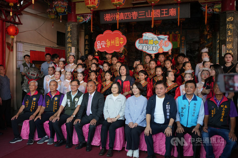 总统蔡英文（前右5）11日赴屏东县潮州镇四春三山国王庙参香祈福，与潮州国中等在地团体互动，和屏东县长周春米（前右4）、民进党立委庄瑞雄（前右3）及庙方人员等合影留念。中央社记者黄郁菁摄  113年5月11日