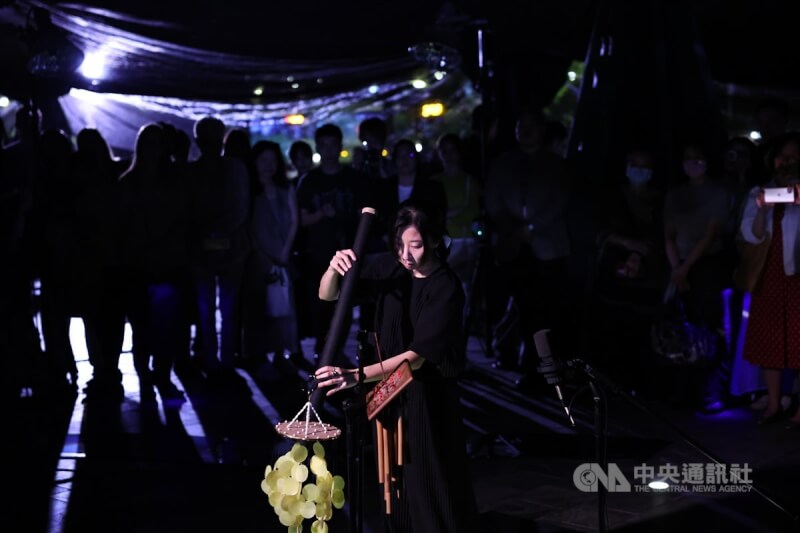 台北市立美術館推動X-site計畫,以戶外廣場為基地廣邀各界提出創作計畫,第11屆獲選團隊「感想工作室」提出「林木林」動態建築空間提案,10日舉行開幕晚會,藝術家從不同藝術視角,傳達更深的創作理念。中央社記者翁睿坤攝 113年5月10日