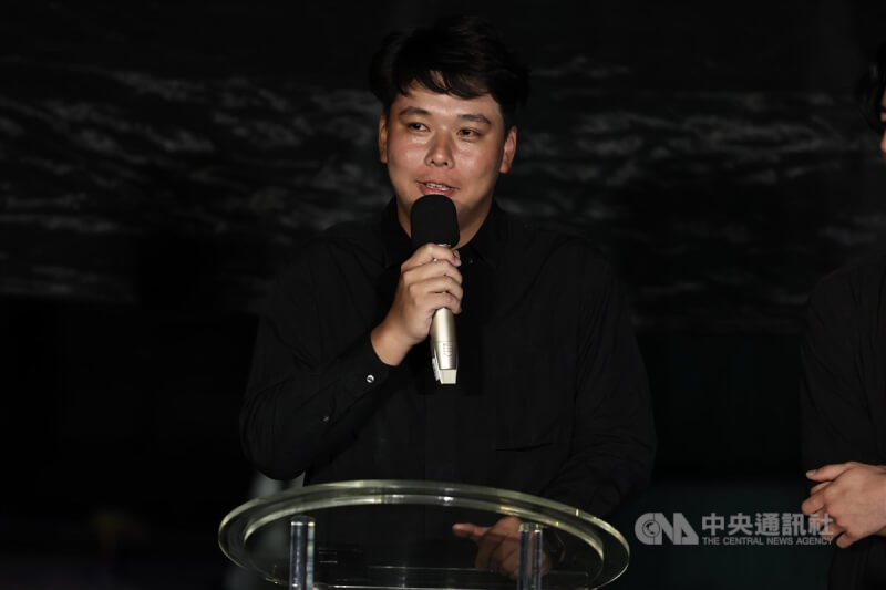 台北市立美術館2024第11屆X-site計畫11日起將正式在美術館戶外廣場展出首獎團隊「感想工作室」作品「林木林」,團隊成員邱元甫(圖)10日晚間出席開幕晚會,分享團隊創作心路歷程。中央社記者翁睿坤攝 113年5月10日