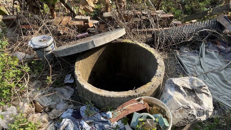 謝姓男子涉嫌於民國112年間將柯姓女友所生男嬰丟棄在台中市石岡區租屋處後方水井,謝男113年1月赴警局自首,警方隨即前往謝男所稱棄屍現場確認採證,從水井內撈出一具已腐爛嬰兒遺體,同時報請台中地檢署檢察官指揮偵辦。(翻攝照片)中央社記者蘇木春傳真 113年5月11日
