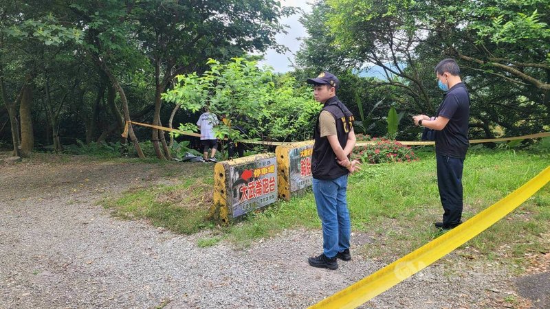 年約30歲泰籍女子11日清晨被發現陳屍在基隆市大武崙砲台旁邊坡，警方到場拉起封鎖線採證，現場留有血跡拖痕，經警方調閱沿路監視器畫面，發現死者疑被另名泰籍女子載到此處，目前已鎖定車號，追緝女子到案說明。中央社記者王朝鈺攝  113年5月11日