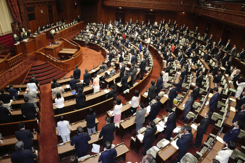日本參議院10日通過經濟安全保障新法。(共同社)