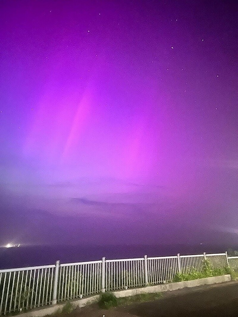 10日太陽風暴侵襲地球，英國馬蓋特天空出現紫色極光。（法新社）