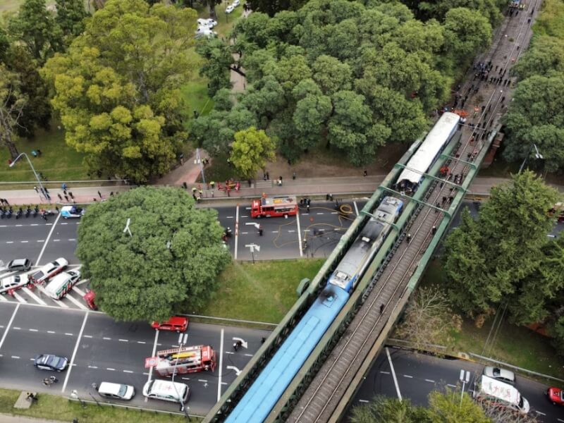 10日阿根廷巴勒摩區火車鐵橋發生兩火車相撞意外。（路透社）