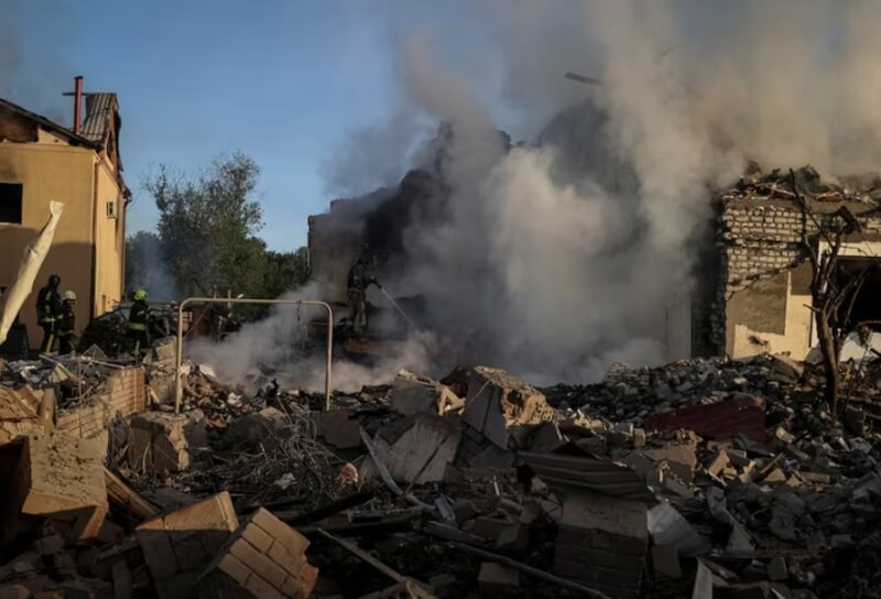 10日烏克蘭哈爾科夫一處建築遭俄軍飛彈襲擊。（路透社）