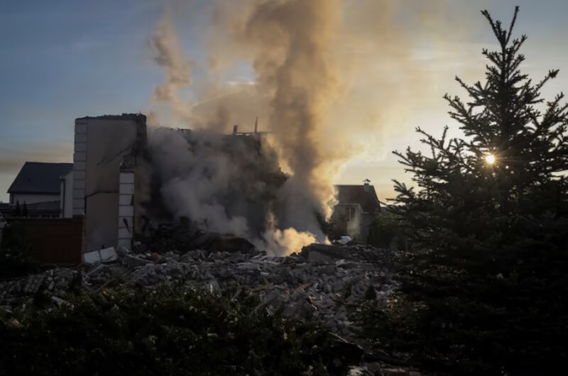 10日烏克蘭哈爾科夫一處建築遭俄軍飛彈襲擊。（路透社）