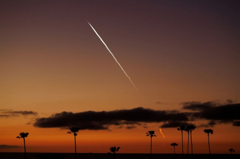 圖為SpaceX 4月1日用獵鷹9號火箭發射22枚星鏈衛星。（路透社）
