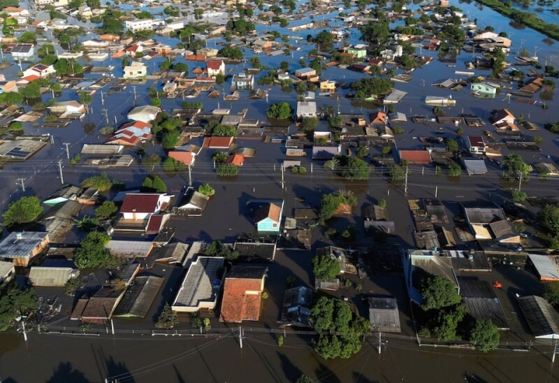 圖為9日巴西南大河州卡諾阿斯市被洪水淹沒的社區。（路透社）