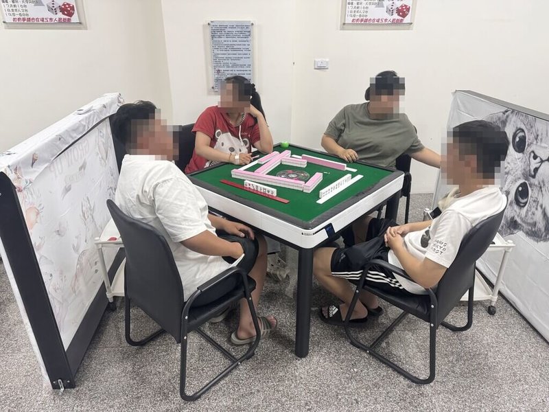 雲林縣警察局斗六分局月初接獲民眾檢舉，棋牌社掛羊頭賣狗肉，涉嫌非法賭博；警方前往查緝，當場查獲負責人及賭客等共8人。（警方提供）中央社記者姜宜菁傳真  113年5月12日