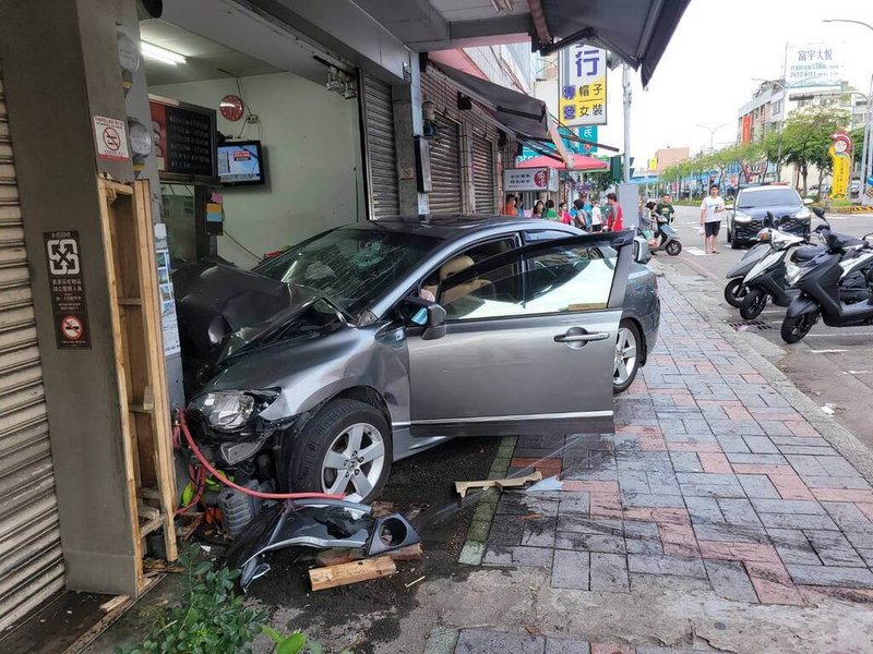 台中市清水區12日上午發生1輛自小客車疑閃避迴轉車輛失控衝撞刈包店事故，造成駕駛、2名乘客及刈包店長、店員共5人受傷送醫。（民眾提供）中央社記者郝雪卿傳真  113年5月12日