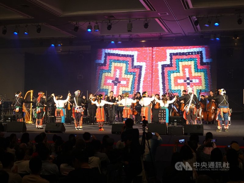 日本最大台灣文化祭TAIWAN PLUS 2024於12日落幕。活動在唱到最後一首「太巴塱民謠」時,普悠瑪音樂家族更邀請指揮宋旭鈞合唱,讓全場沸騰,演唱結束後歡呼掌聲不斷。中央社記者楊明珠京都攝 113年5月12日