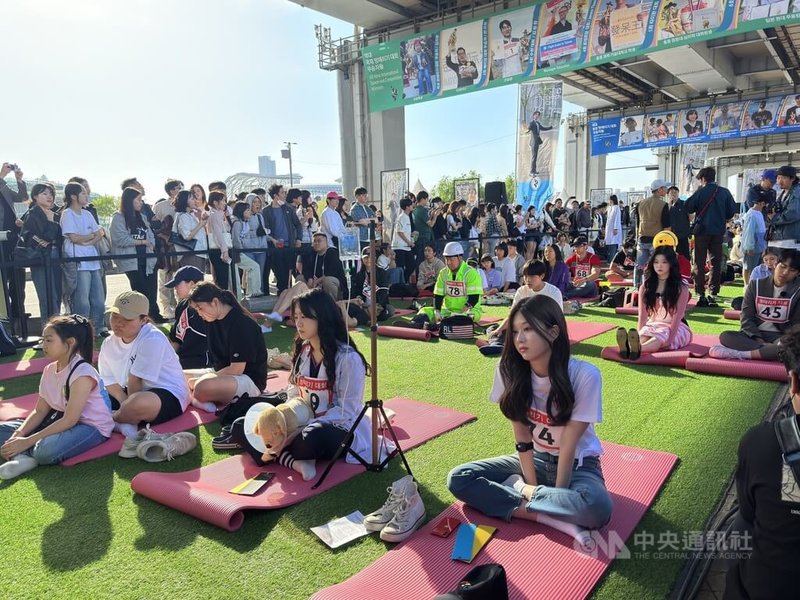 發呆大賽12日下午在韓國首爾盤浦漢江公園潛水橋邊舉行，吸引大批人潮圍觀。中央社記者廖禹揚首爾攝 113年5月12日