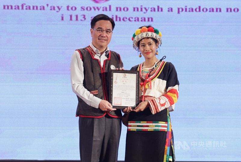 原住民族委員會12日在台北圓山大飯店舉辦113年度族語模範母親表揚典禮,原民會主委夷將‧拔路兒Icyang‧Parod(左)頒贈獎狀給此次最年輕的獲選者、31歲布農族張慧玲(Niua)(右)。中央社記者裴禛攝 113年5月12日