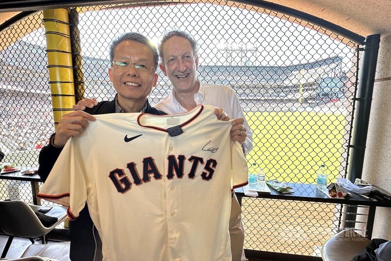 巨人队执行长贝尔（Larry Baer）今天在场边见证长荣航空总经理孙嘉明开球，活动结束后双方互换赠礼，贝尔送上来自亚洲的巨人队韩国球星李政厚球衣作为礼物。中央社记者张欣瑜旧金山摄  113年5月12日