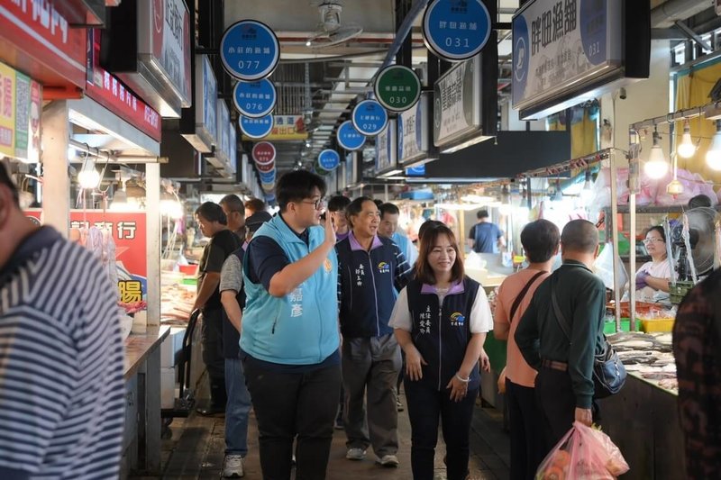 受地震影響，花蓮市公有零售市場面臨衝擊，不僅設施設備毀損，生意也大不如前，市長魏嘉彥（前左）12日前往各市場關心營運現況，向攤商揮手致意。（花蓮市公所提供）中央社記者李先鳳傳真  113年5月12日