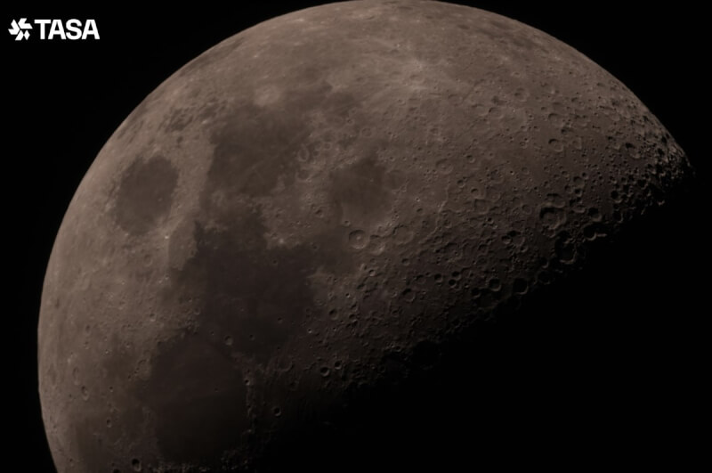 福爾摩沙衛星八號團隊首次秀出光學鏡頭上太空出任務前,從國家太空中心(TASA)試拍月亮的影像。(TASA提供)中央社記者張璦傳真 113年5月12日