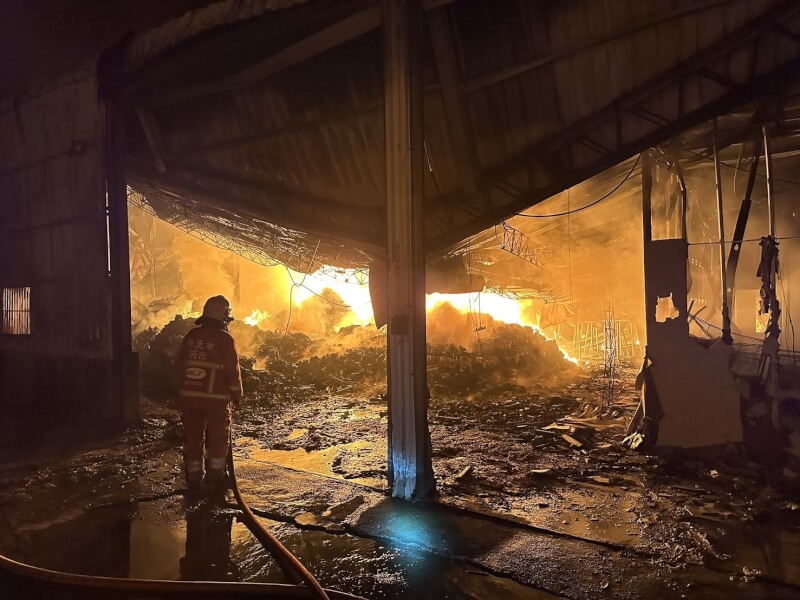 新北市三峽一處印刷工廠12日凌晨火警已撲滅，火場存放異丙醇等化學物質可能造成空污異味。（圖取自facebook.com/NTPC119）