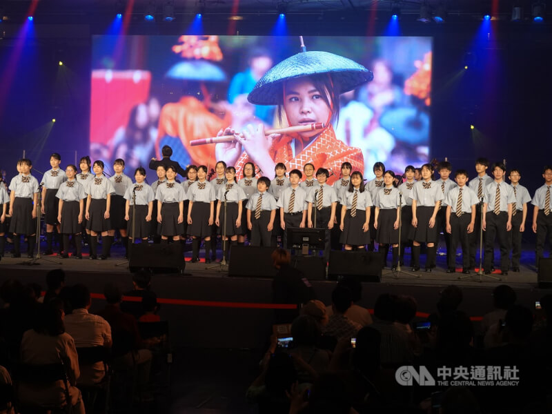 文總主辦的台灣文化祭TAIWAN PLUS 2024於11日在日本京都市勸業館登場,12日落幕,匯聚華語、台語、客語、原住民族語歌聲,部分表演與日本Style KYOTO管弦樂團、指揮家Kimbo ISHII共演。另外也有京都市少年合唱團表演。中央社記者楊明珠京都攝 113年5月12日