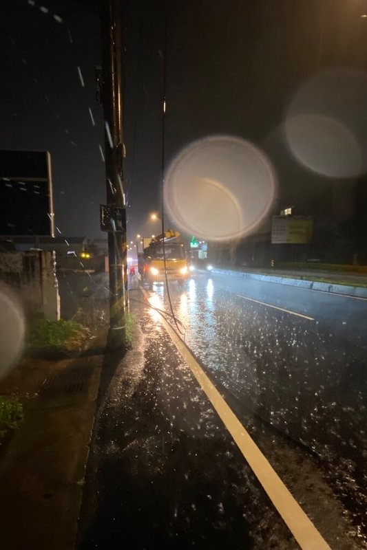 台灣電力公司桃園區營業處表示，12日晚間由於瞬間大雨引致高壓斷線，造成桃園市大園及中壢區共1667戶停電，台電公司獲報後立即派員搶修，已全數復電。（台灣電力公司桃園區營業處提供）中央社記者吳睿騏桃園傳真 113年5月12日