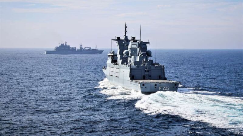 德國巡防艦巴登符騰堡號（前）和補給艦法蘭克福號（後）近日從歐洲啟航，預計本週抵達亞洲。（圖取自twitter.com/deutschemarine）