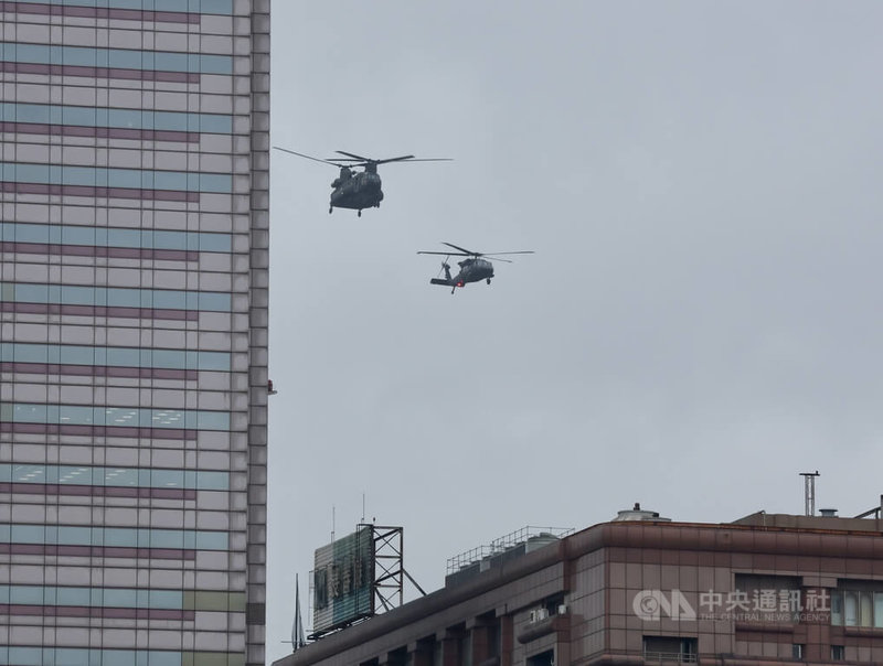 520總統、副總統就職典禮國軍空中兵力預演13日早晨登場，陸軍出動CH-47SD契努克運輸直升機、UH-60M黑鷹直升機飛越總統府前上空。中央社記者張皓安攝 113年5月13日