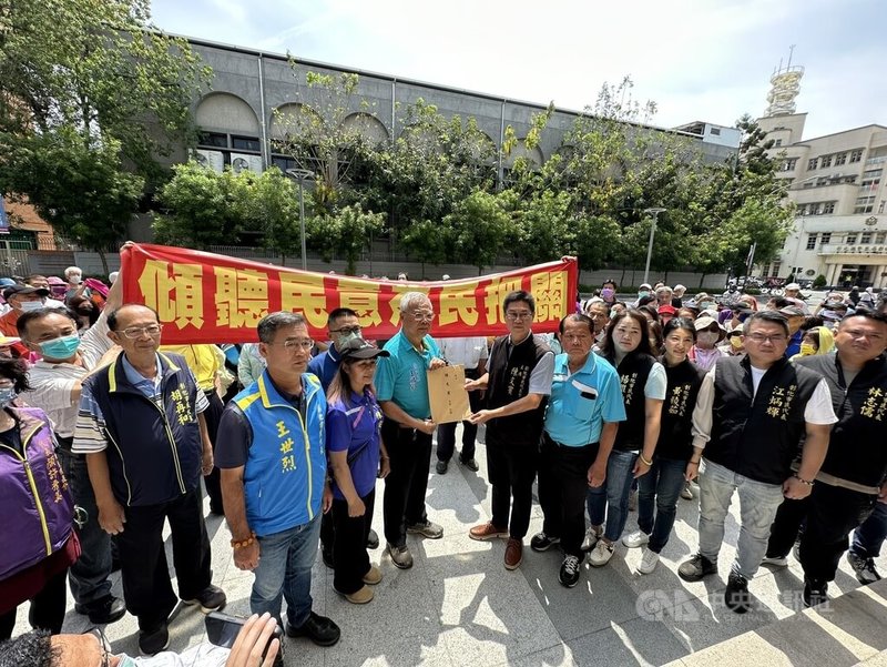 彰化市公所規劃在市立殯儀館後方設置彰化藝術生命園區，逾百名當地居民考量交通、環境等衝擊，13日上午到彰化市民代表會陳情，並由延和里長王勝和（前右7）遞交請願書給彰化市民代表會主席陳文賓（前右6）。中央社記者鄭維真攝  113年5月13日