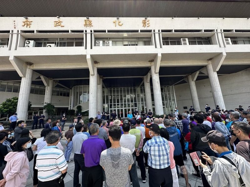 彰化市公所規劃在市立殯儀館後方設置彰化藝術生命園區,逾百名當地居民考量交通、環境等衝擊,13日上午至彰化縣政府前陳情,堅決反對在大埔設火化場。中央社記者鄭維真攝 113年5月13日