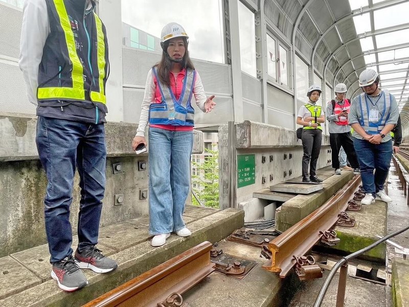 民進黨新北市議員張嘉玲(左2)13日會勘捷運環狀線,要求在站台間的軌道內設立地震測量儀,以全面掌握地震資訊。(張嘉玲辦公室提供)中央社記者黃旭昇新北市傳真 113年5月13日